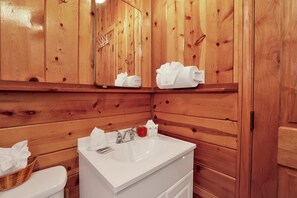 Cabane, plusieurs lits, patio, vue montagne (2483) | Salle de bain | Articles de toilette de luxe, serviettes fournies, papier toilette