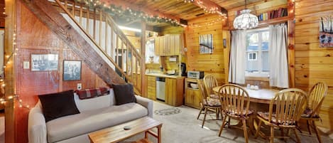 小屋, 多张床, 露台, 山景 (2483) | 起居区