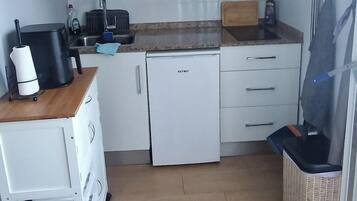 Cuina privada | Frigorífic, placa de cuina, bullidora elèctrica i torradora