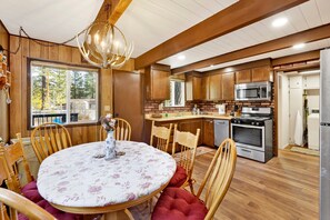 Cabane, plusieurs lits, patio, vue montagne (2499) | Cuisine privée