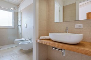 Douche, sèche-cheveux, bidet, serviettes fournies