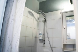 Haartrockner, Handtücher, Seife, Toilettenpapier