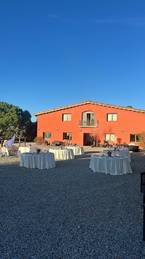 منطقة خارجية لإقامة الولائم والاحتفالات