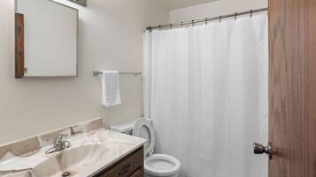 Secadora de cabello, toallas, jabón, papel de baño