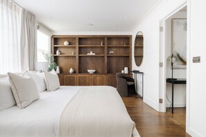 5 bedrooms, in-room safe, desk, iron/ironing board