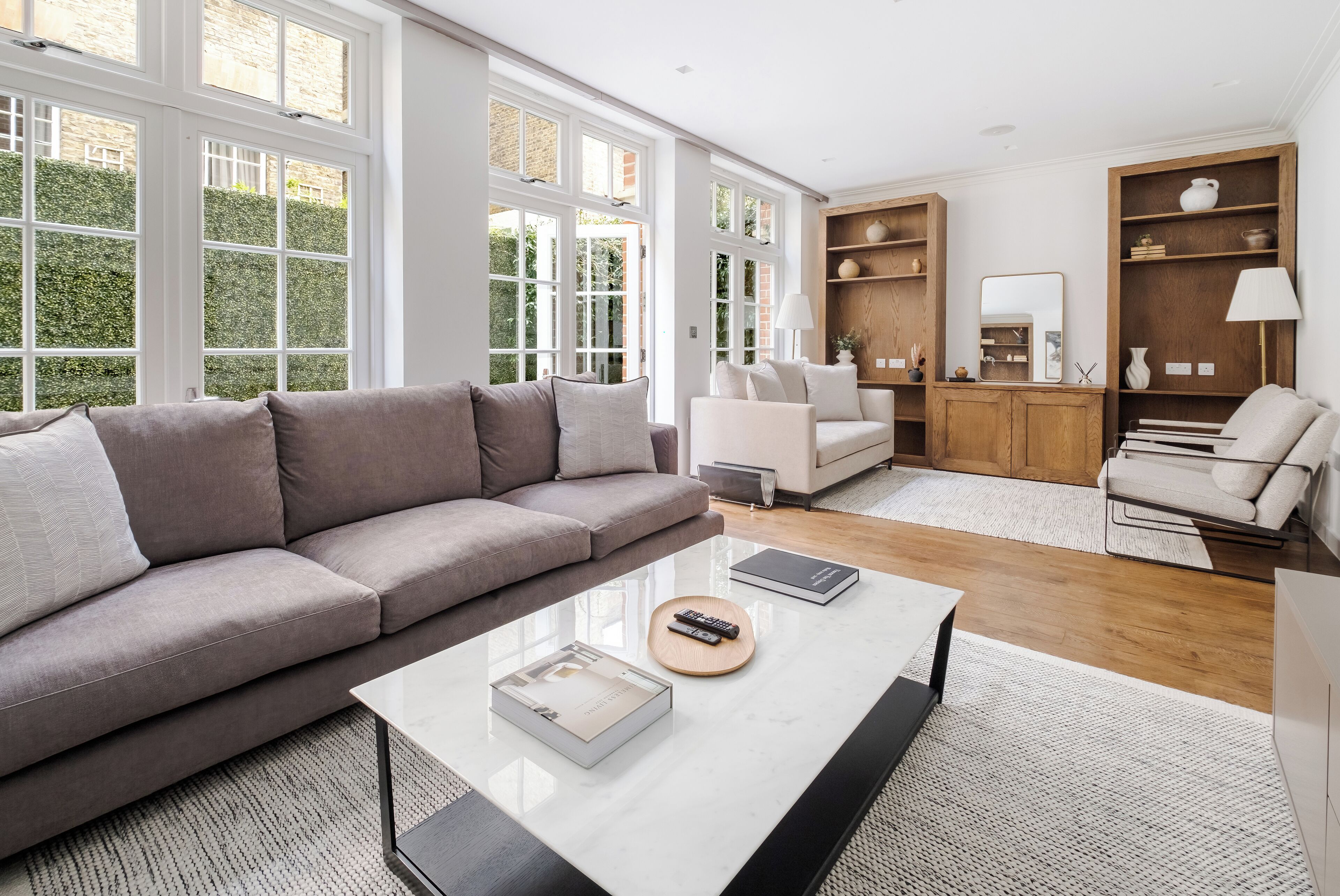 Smart TV, caminetto, libri, impianto stereo