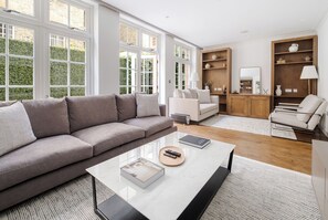 Smart TV, fireplace, books, stereo