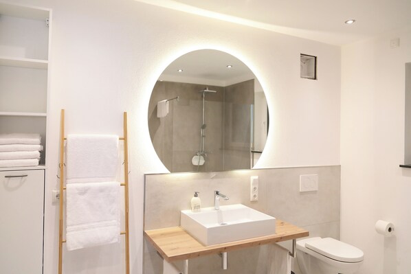 淋浴设施、吹风机、毛巾、肥皂