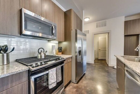 Frigorifero, microonde, forno, piano cottura