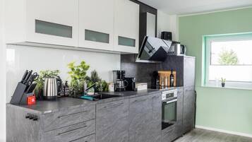 Kühlschrank, Mikrowelle, Ofen, Herdplatte