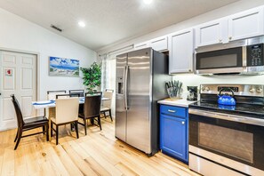 Frigorífico, microondas, placa de cocina y lavavajillas