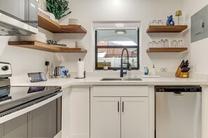Réfrigérateur, micro-ondes, plaque de cuisson, lave-vaisselle
