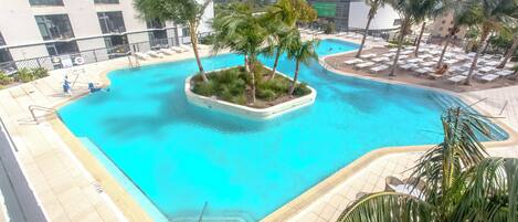 室外泳池;泳池傘、躺椅