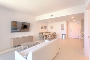 Apartamento Confort, balcón, vistas a la bahía | Zona de estar | Smart TV de 60 pulgadas con canales digitales, Netflix
