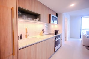Refrigerador con freezer, microondas, horno, placa de cocina