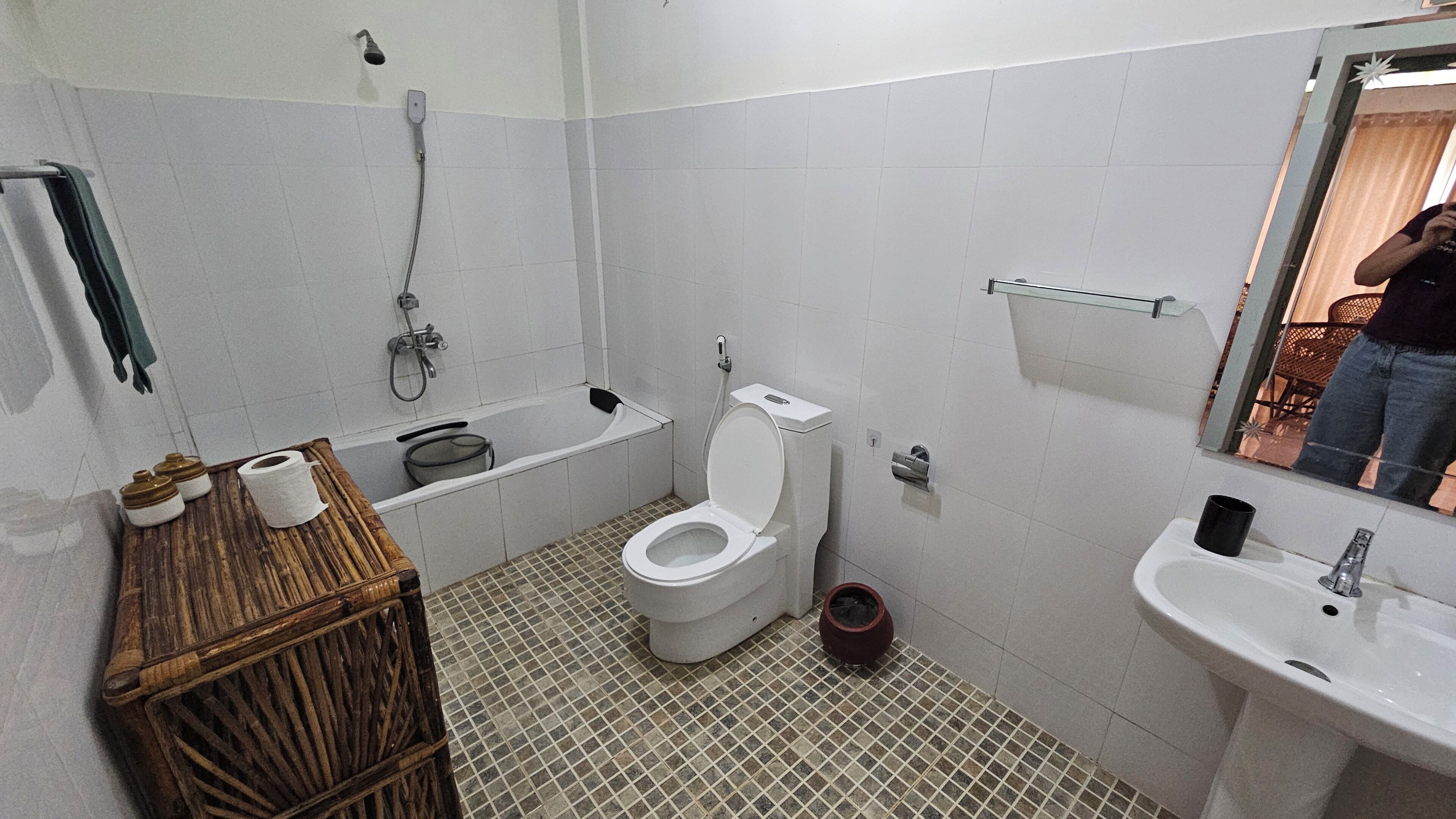 Un baño con inodoro, bañera y lavabo.