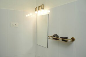 Standard Double Room | Bathroom - Ashiyana Cliff & Beach Resort by Onespace (Varkala)