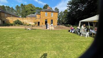 Rumah | Tempat makan outdoor