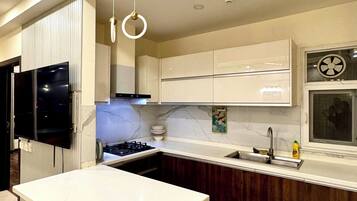 Cookware/dishes/utensils