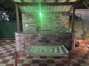 Property grounds - Charming 4-bedroom farmhouse with WiFi, AC in awesome Noida (Noida)