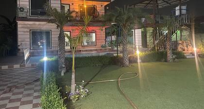 Charming 4-bedroom farmhouse with WiFi, AC in awesome Noida