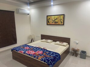 4 bedrooms, WiFi, bed sheets - Charming 4-bedroom farmhouse with WiFi, AC in awesome Noida (Noida)