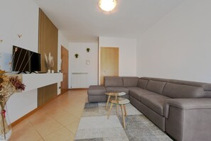 TV - FURIUS APARTMENTS -9B:  Two bedrooms apartment with reserved parking space (Gazzo Veronese)