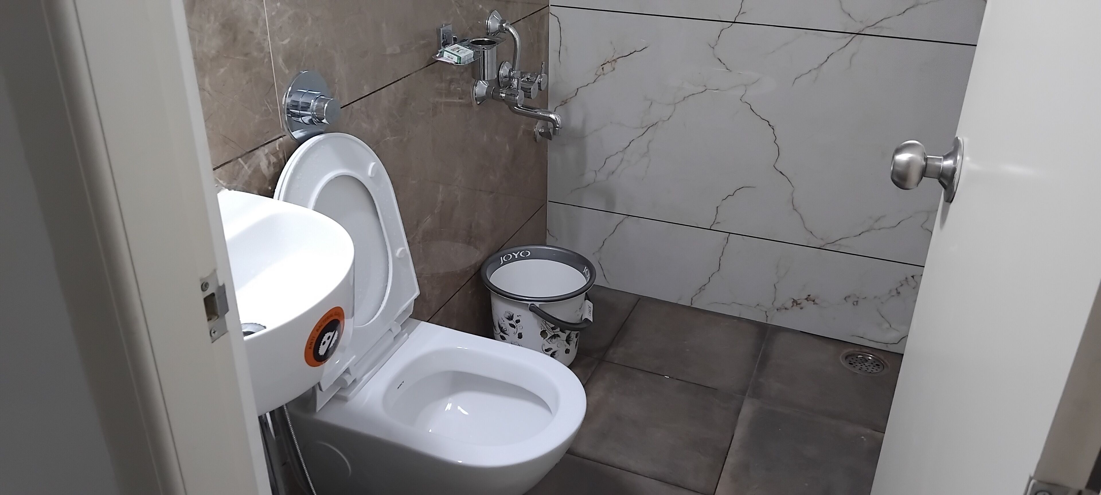 A bathroom with a toilet, bidet, and sink.