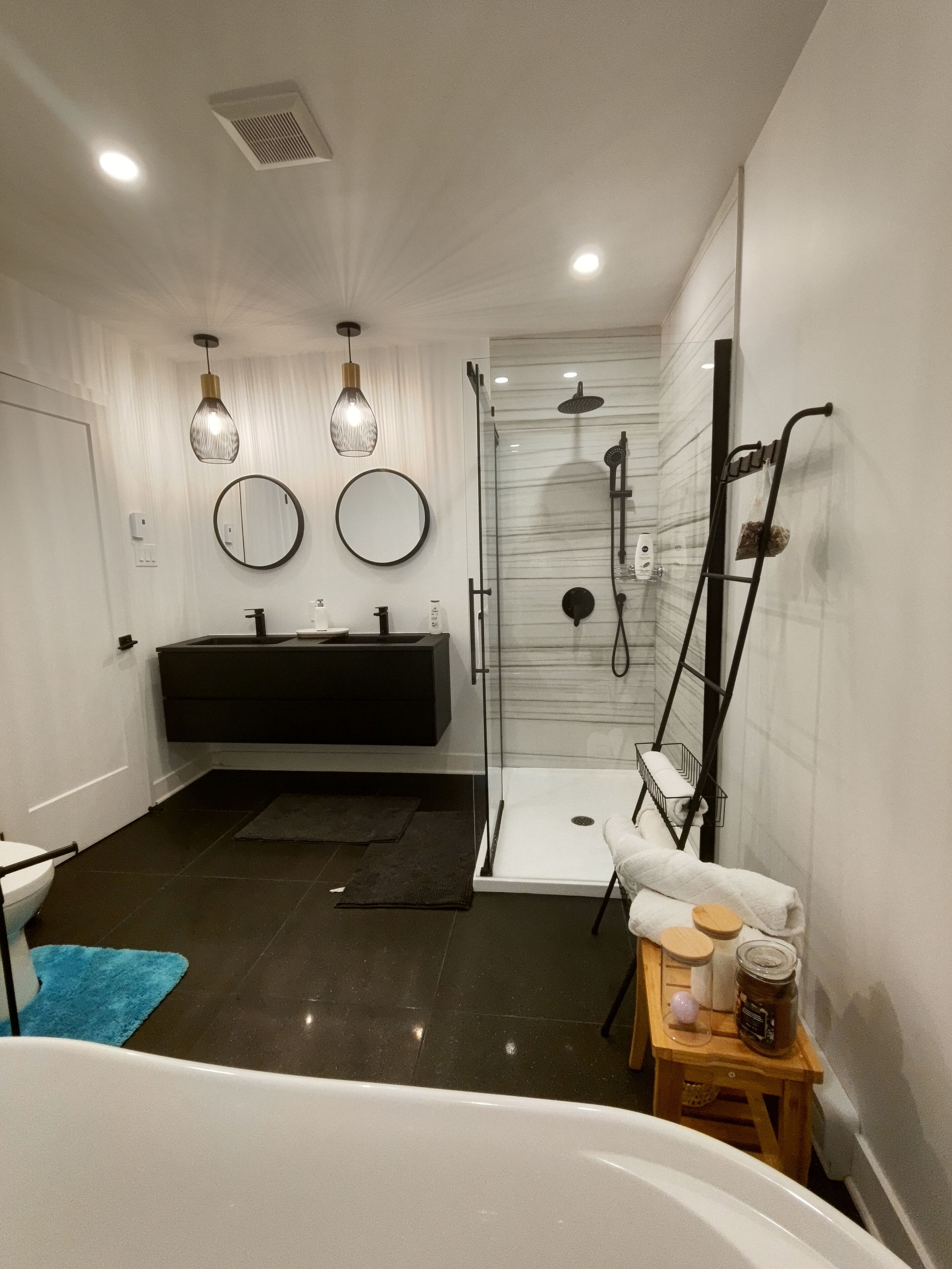 Douche, sèche-cheveux, bidet, serviettes fournies