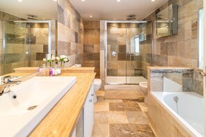 Sèche-cheveux, serviettes fournies, savon, shampoing