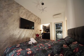 Leilighet – comfort | Minibar, safe på rommet, strykejern/-brett og wi-fi (inkludert)