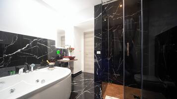 Departamento Confort | Baño | Amenidades de baño gratuitas, secadora de cabello, pantuflas, toallas