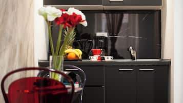 Artículos de tocador gratuitos, secador de pelo, pantuflas, toallas