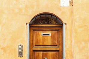 A wooden door with a metal mail slot and a number '2A' above it. - Farnese Jacuzzi Apartment (Rome)