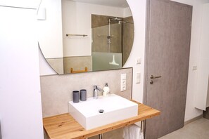 Shower, hair dryer, towels, soap - Loft 6 with fantastic panoramic view of the Moselle, near Elz Castle, hiking paradise & sauna (Treis-Karden)
