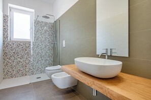 Dutxa, assecador de cabells, bidet i tovalloles 