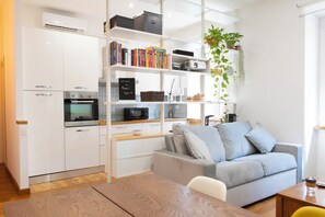 Een smart-tv en boeken