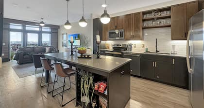 Experience Deep Ellum - Elevated • FREE Parking • Walk to The Factory