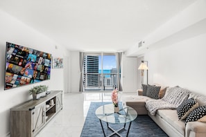 Condo superluxo, 2 quartos, vista para o oceano | Área de estar | TV de plasma 50 polegadas com canais a cabo