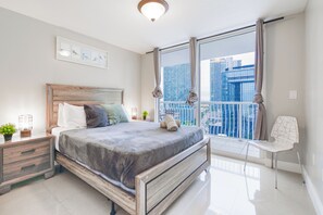 Condo superluxo, 3 quartos, vista para a cidade | Roupas de cama premium, cortinas blackout, ferros/tábuas de passar roupa