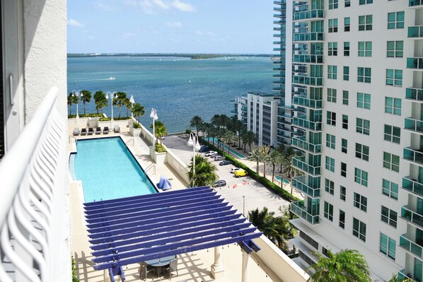 Outdoor pool, pool umbrellas, sun loungers - Brickell Condos Heart of Miami Living (Miami)