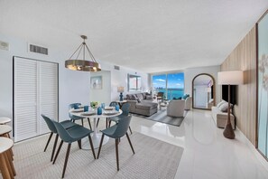 Luxury-Apartment, 3 Schlafzimmer, Meerblick | Wohnbereich | 50-Zoll-Plasmafernseher mit Kabelempfang