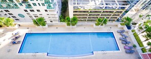 Outdoor pool, pool umbrellas, sun loungers - Brickell Condos Heart of Miami Living (Miami)
