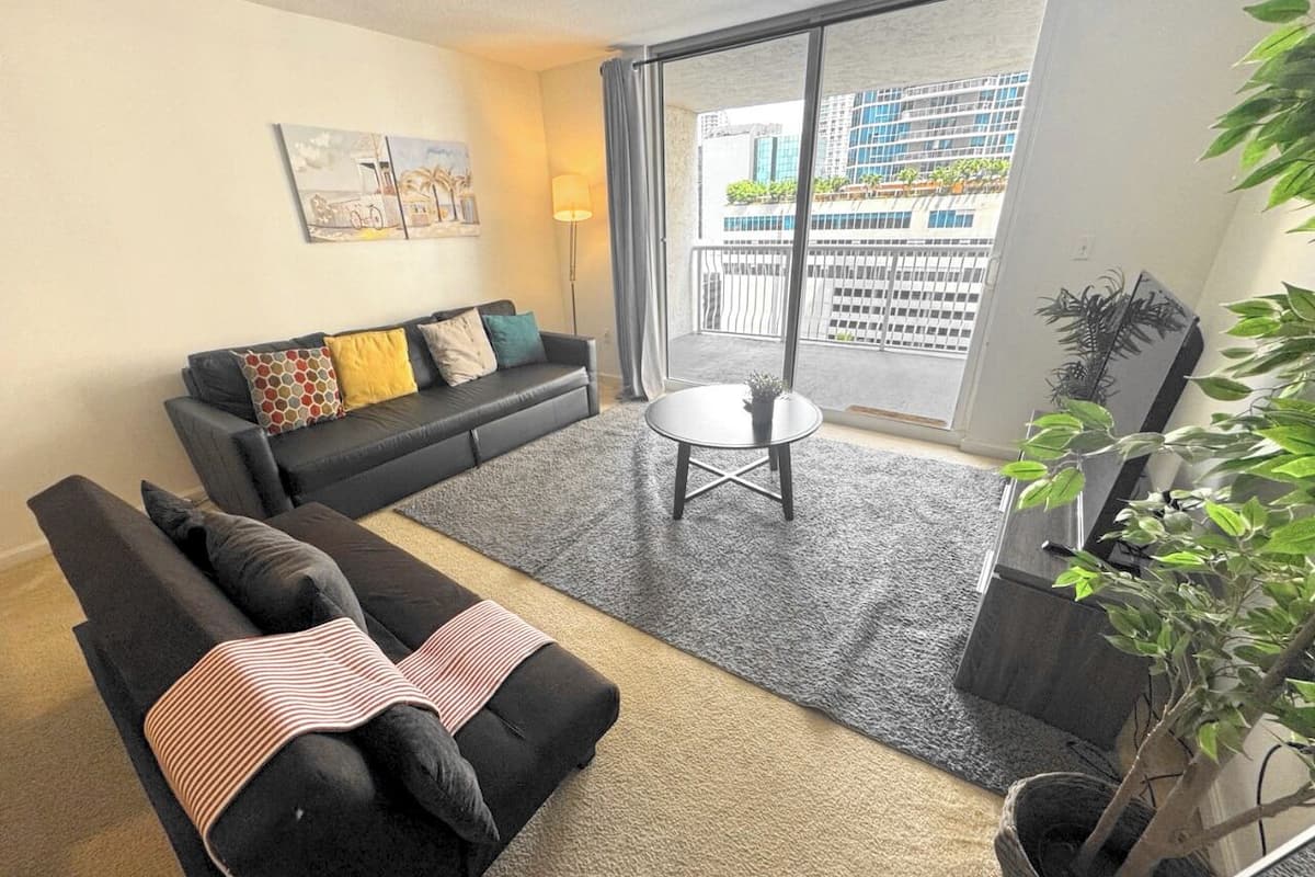 Condo superluxo, 1 quarto | Área de estar | TV de plasma 50 polegadas com canais a cabo