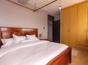 2 bedrooms, desk, iron/ironing board, WiFi