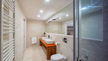 Suíte superluxo, banheiro privativo, vista para a cidade | Banheiro | Secador de cabelo, toalhas de banho, sabonete, shampoo