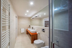 Luxury Suite, Private Bathroom, City View | Bathroom | Hair dryer, towels, soap, shampoo