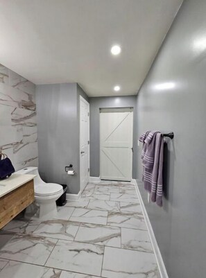 Dusche, Haartrockner, Handtücher, Seife