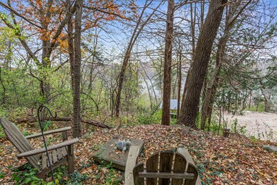 Charming cabin in Afton perched high on bluff, river views! Swim, hike, explore!