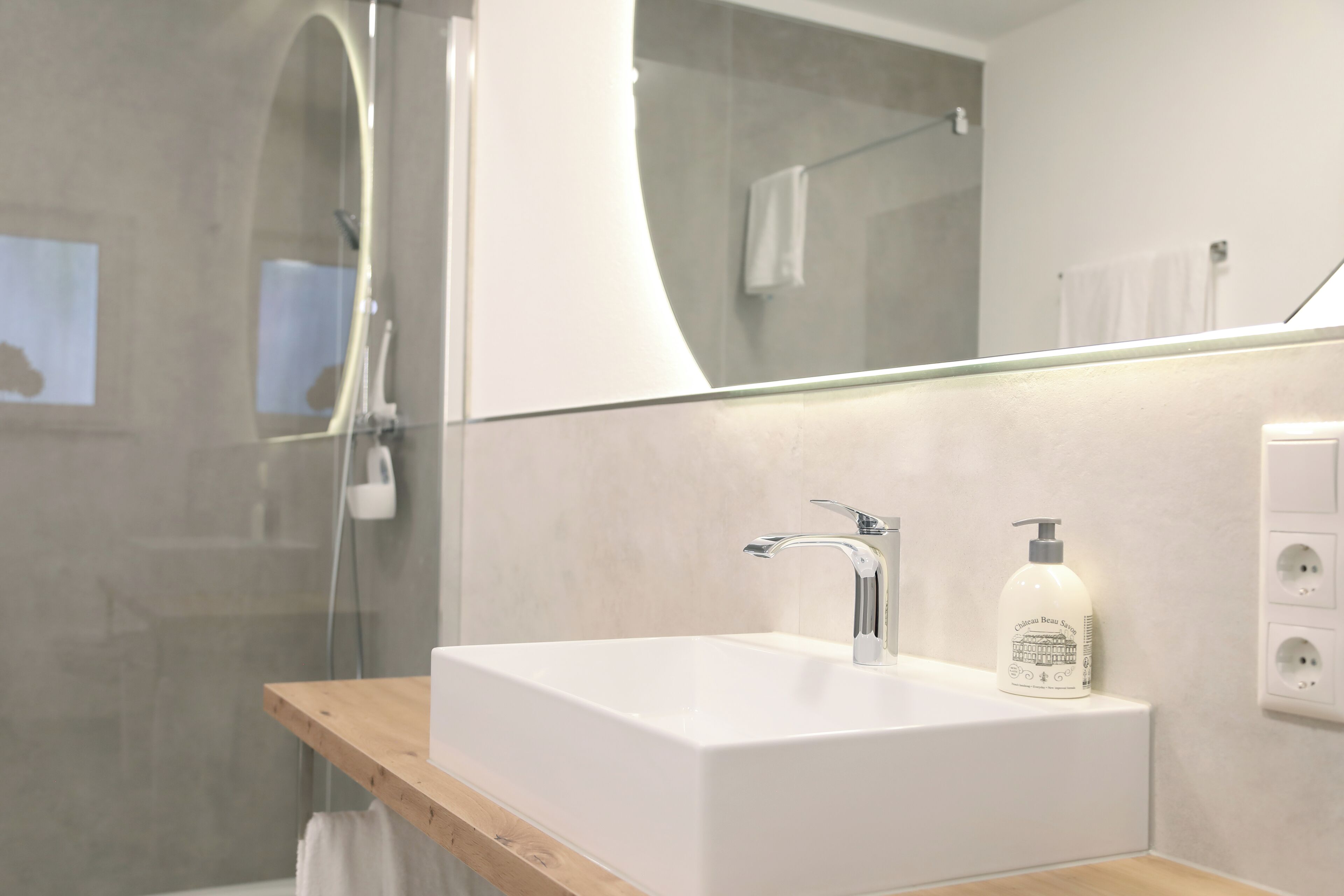 Dusche, Haartrockner, Handtücher, Seife